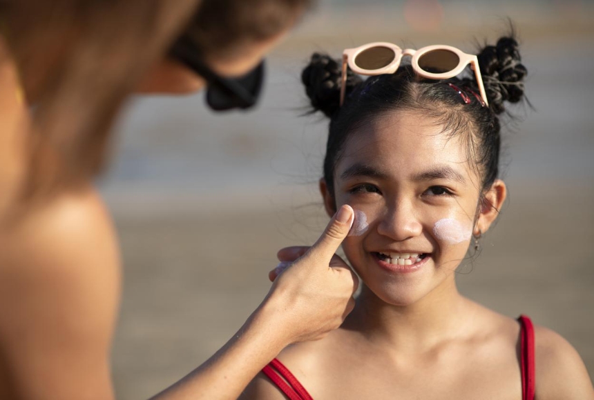 Why does an SPF 50 sunscreen block 98% of UV rays?